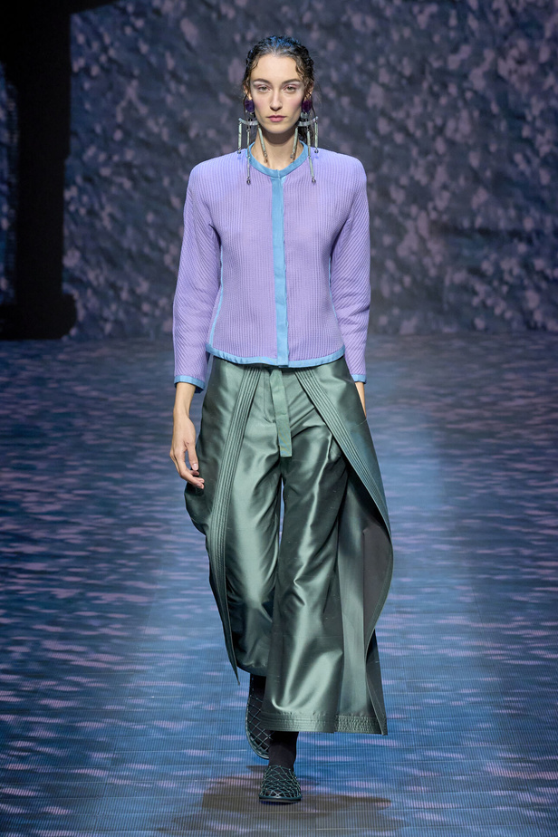 عرض أزياء أمبوريو أرماني لربيع وصيف 2023.. صيحات كلاسيكية وقطع كاجوال