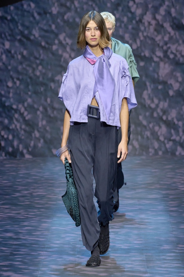 عرض أزياء أمبوريو أرماني لربيع وصيف 2023.. صيحات كلاسيكية وقطع كاجوال