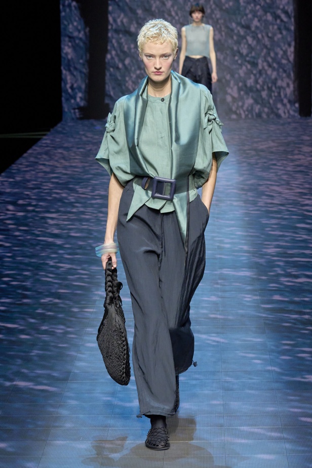 عرض أزياء أمبوريو أرماني لربيع وصيف 2023.. صيحات كلاسيكية وقطع كاجوال