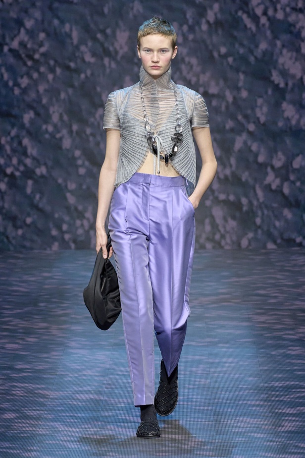 عرض أزياء أمبوريو أرماني لربيع وصيف 2023.. صيحات كلاسيكية وقطع كاجوال