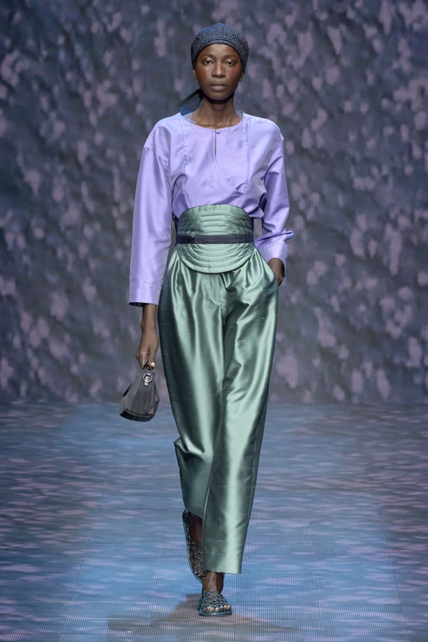 عرض أزياء أمبوريو أرماني لربيع وصيف 2023.. صيحات كلاسيكية وقطع كاجوال