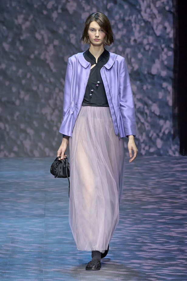 عرض أزياء أمبوريو أرماني لربيع وصيف 2023.. صيحات كلاسيكية وقطع كاجوال