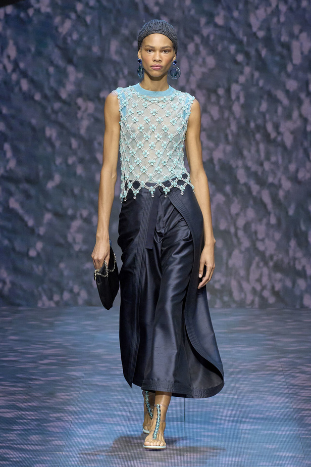 عرض أزياء أمبوريو أرماني لربيع وصيف 2023.. صيحات كلاسيكية وقطع كاجوال