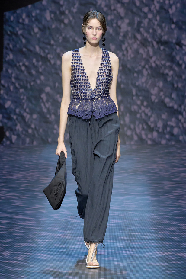 عرض أزياء أمبوريو أرماني لربيع وصيف 2023.. صيحات كلاسيكية وقطع كاجوال