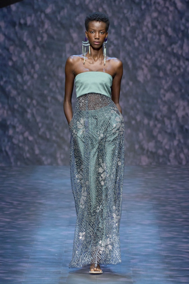 عرض أزياء أمبوريو أرماني لربيع وصيف 2023.. صيحات كلاسيكية وقطع كاجوال