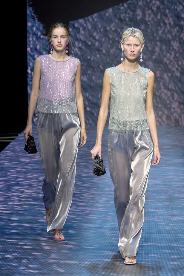 عرض أزياء أمبوريو أرماني لربيع وصيف 2023.. صيحات كلاسيكية وقطع كاجوال