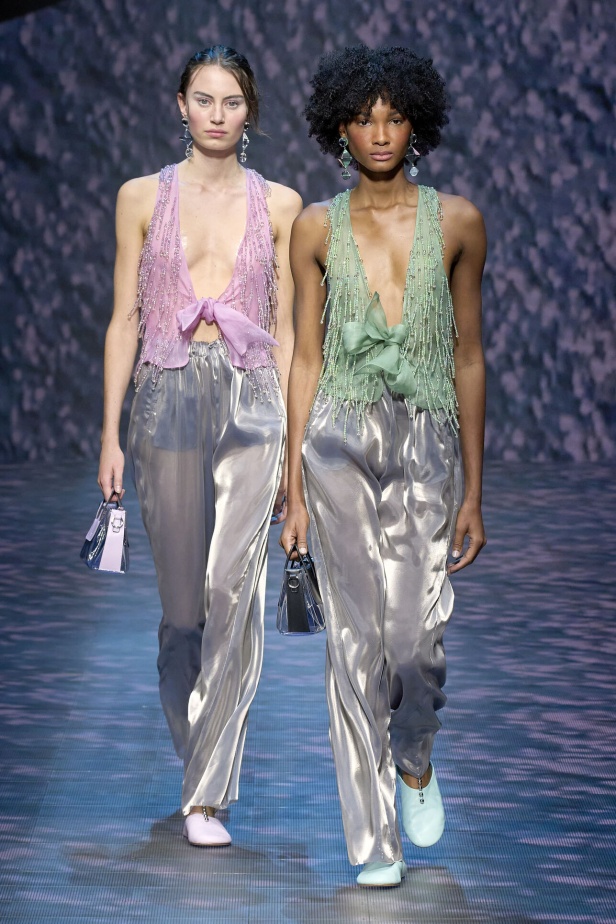 عرض أزياء أمبوريو أرماني لربيع وصيف 2023.. صيحات كلاسيكية وقطع كاجوال