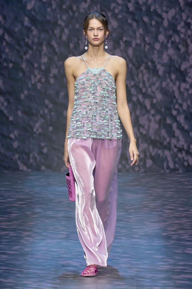 عرض أزياء أمبوريو أرماني لربيع وصيف 2023.. صيحات كلاسيكية وقطع كاجوال