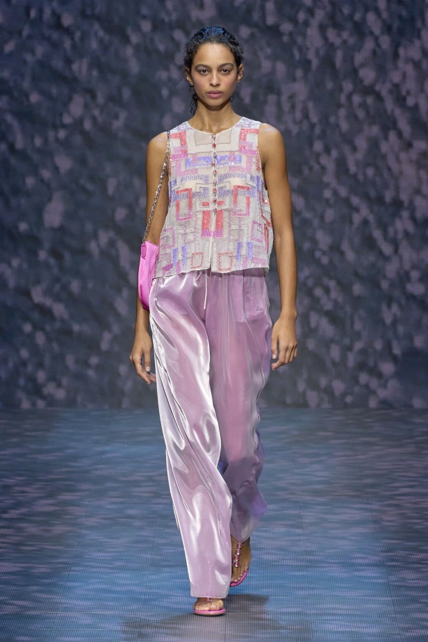 عرض أزياء أمبوريو أرماني لربيع وصيف 2023.. صيحات كلاسيكية وقطع كاجوال