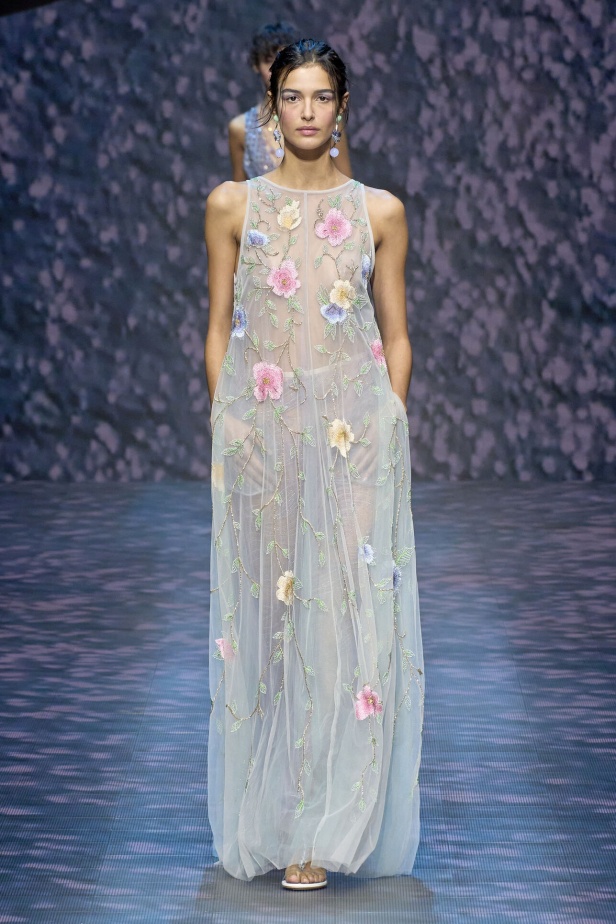 عرض أزياء أمبوريو أرماني لربيع وصيف 2023.. صيحات كلاسيكية وقطع كاجوال