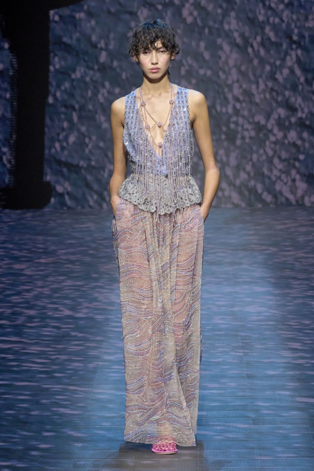 عرض أزياء أمبوريو أرماني لربيع وصيف 2023.. صيحات كلاسيكية وقطع كاجوال