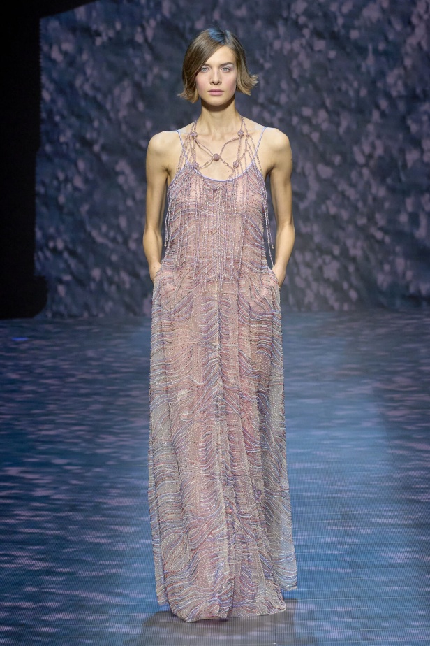 عرض أزياء أمبوريو أرماني لربيع وصيف 2023.. صيحات كلاسيكية وقطع كاجوال