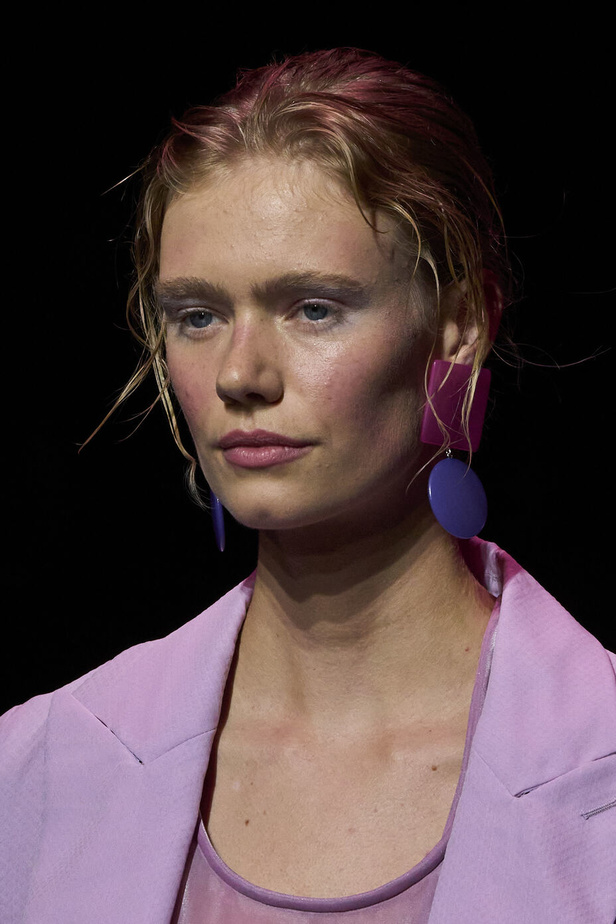 عرض أزياء أمبوريو أرماني لربيع وصيف 2023.. صيحات كلاسيكية وقطع كاجوال