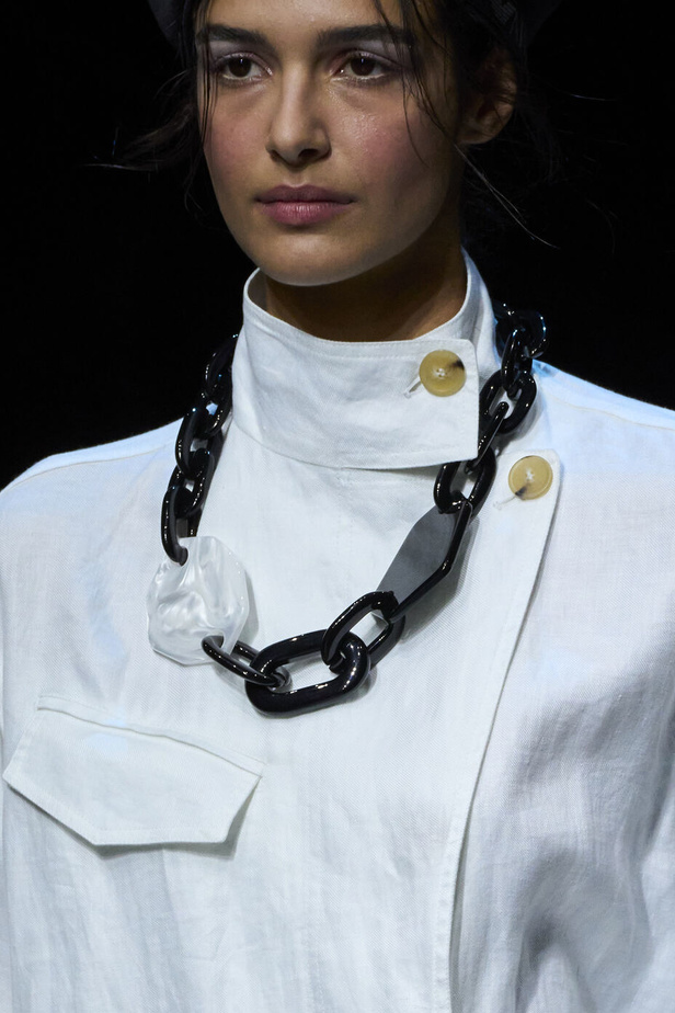 عرض أزياء أمبوريو أرماني لربيع وصيف 2023.. صيحات كلاسيكية وقطع كاجوال