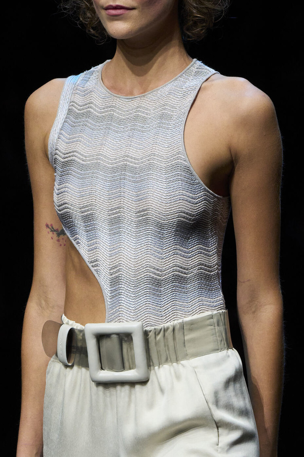 عرض أزياء أمبوريو أرماني لربيع وصيف 2023.. صيحات كلاسيكية وقطع كاجوال