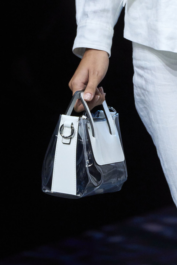 عرض أزياء أمبوريو أرماني لربيع وصيف 2023.. صيحات كلاسيكية وقطع كاجوال