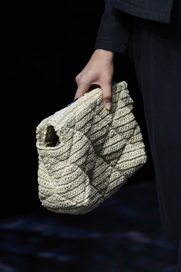 عرض أزياء أمبوريو أرماني لربيع وصيف 2023.. صيحات كلاسيكية وقطع كاجوال