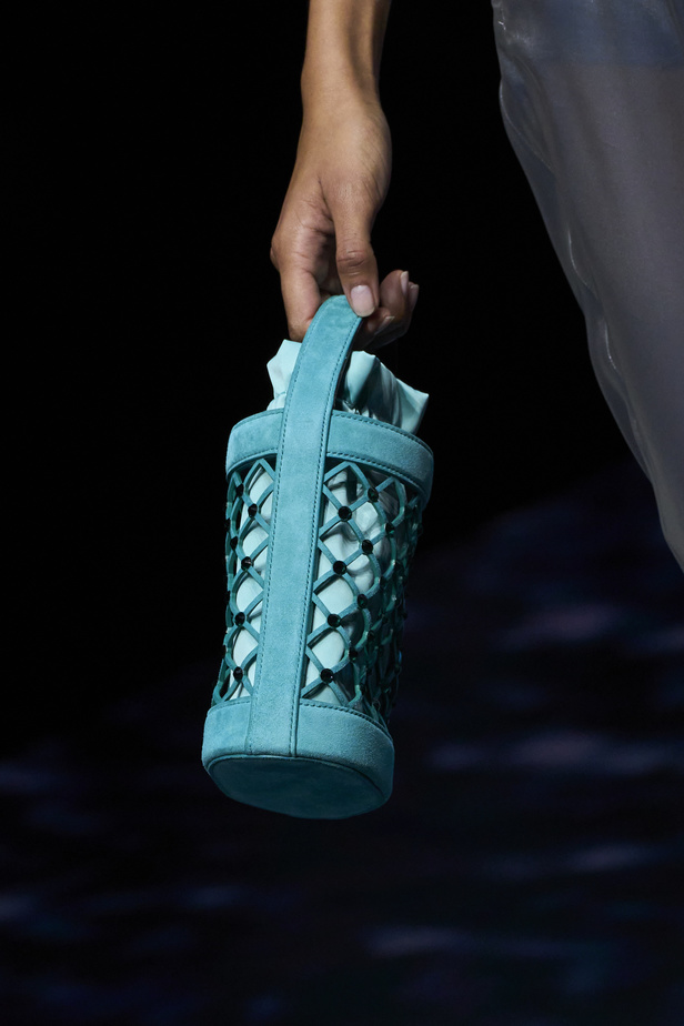 عرض أزياء أمبوريو أرماني لربيع وصيف 2023.. صيحات كلاسيكية وقطع كاجوال