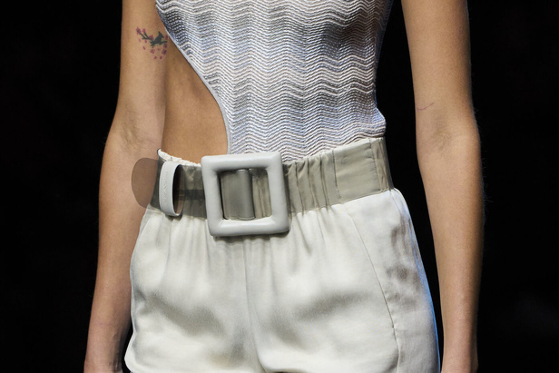 عرض أزياء أمبوريو أرماني لربيع وصيف 2023.. صيحات كلاسيكية وقطع كاجوال