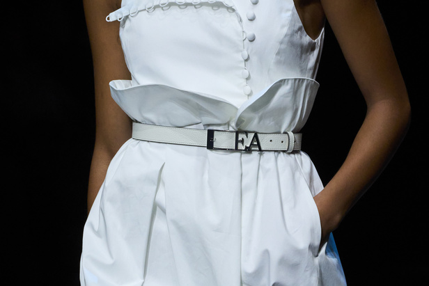 عرض أزياء أمبوريو أرماني لربيع وصيف 2023.. صيحات كلاسيكية وقطع كاجوال