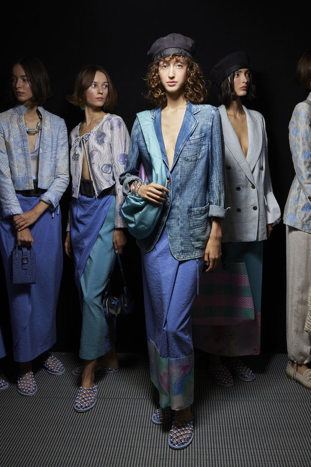 عرض أزياء أمبوريو أرماني لربيع وصيف 2023.. صيحات كلاسيكية وقطع كاجوال