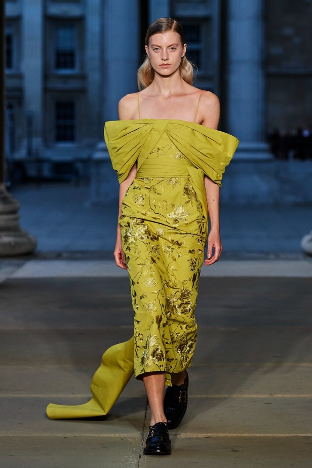 مجموعة Erdem لربيع 2023 تحية تكريم للملكة اليزابيث