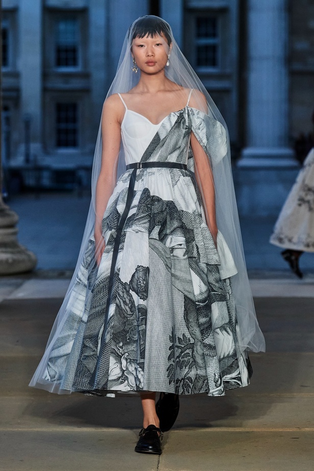 مجموعة Erdem لربيع 2023 تحية تكريم للملكة اليزابيث