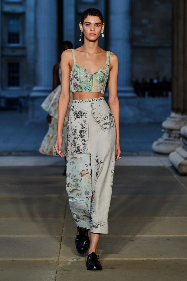 مجموعة Erdem لربيع 2023 تحية تكريم للملكة اليزابيث