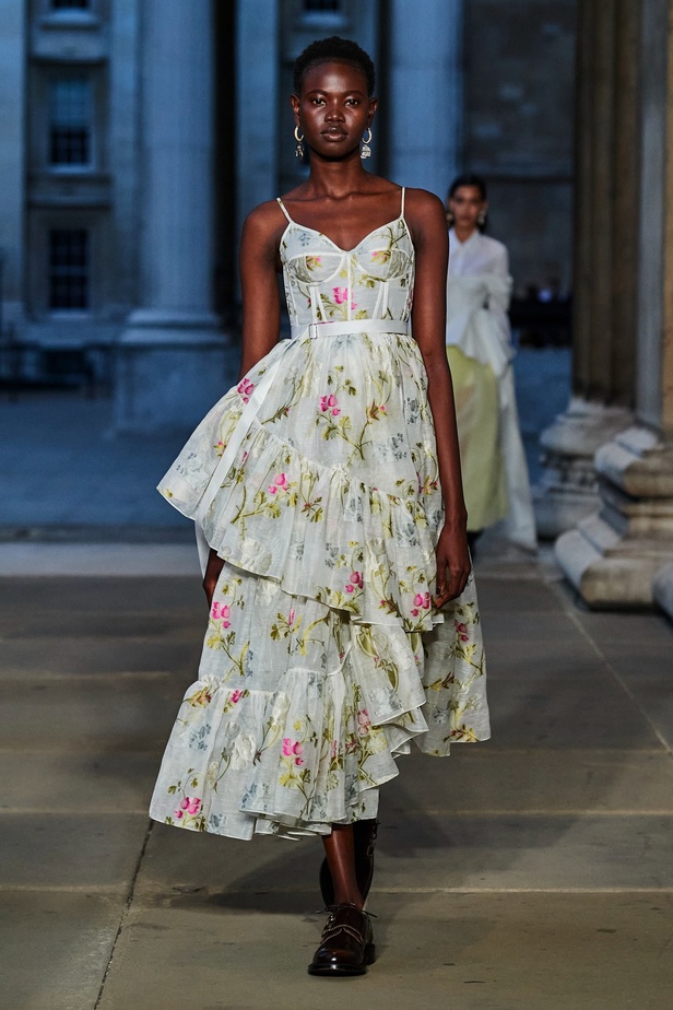 مجموعة Erdem لربيع 2023 تحية تكريم للملكة اليزابيث