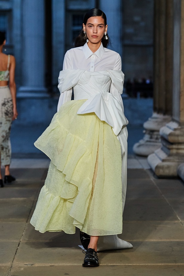 مجموعة Erdem لربيع 2023 تحية تكريم للملكة اليزابيث