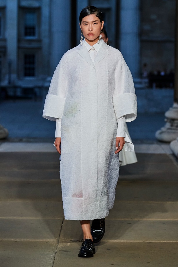 مجموعة Erdem لربيع 2023 تحية تكريم للملكة اليزابيث