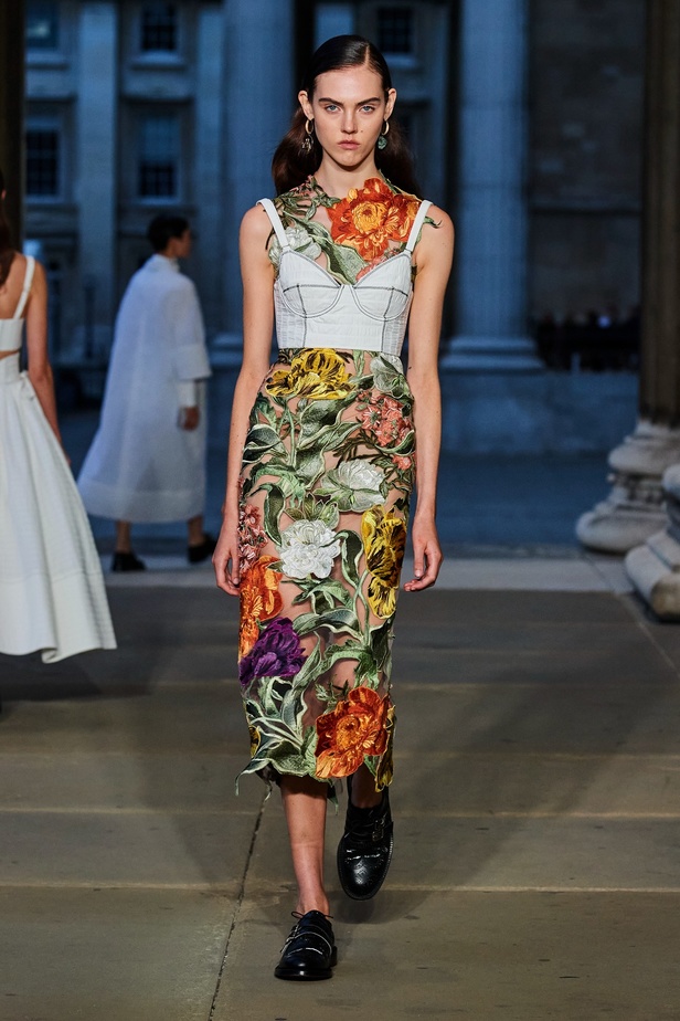 مجموعة Erdem لربيع 2023 تحية تكريم للملكة اليزابيث