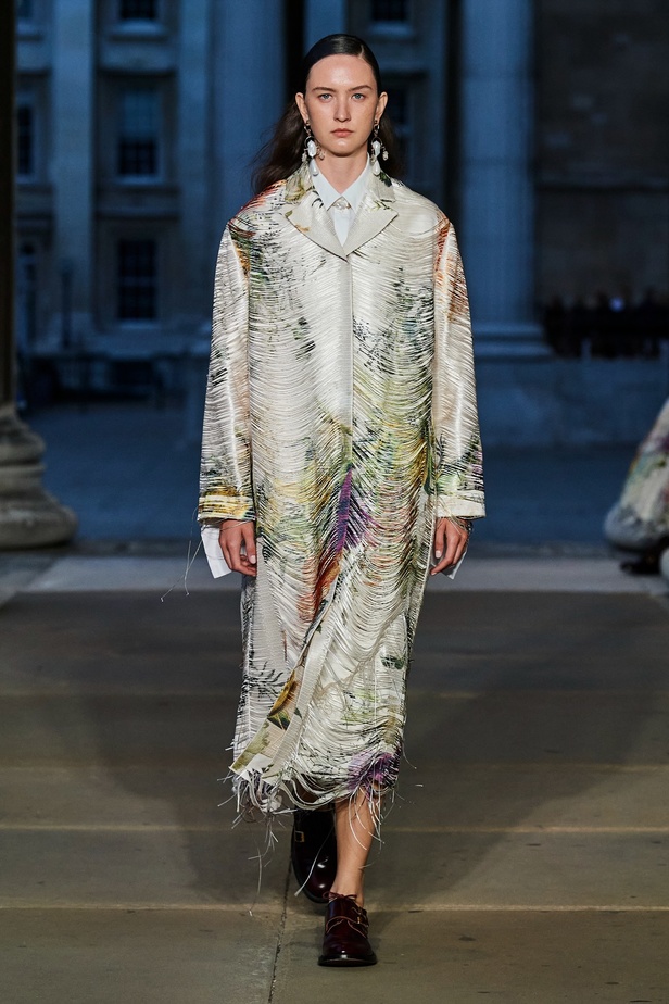 مجموعة Erdem لربيع 2023 تحية تكريم للملكة اليزابيث