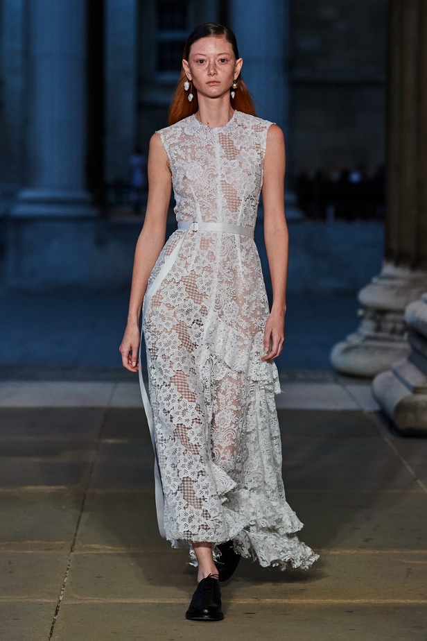 مجموعة Erdem لربيع 2023 تحية تكريم للملكة اليزابيث