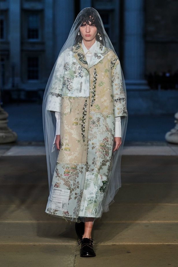 مجموعة Erdem لربيع 2023 تحية تكريم للملكة اليزابيث