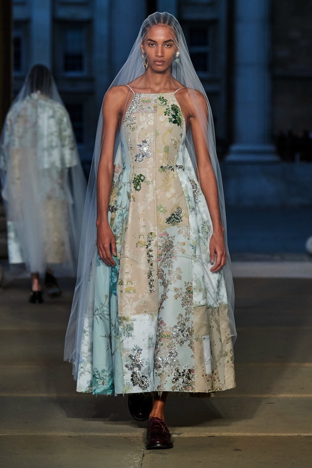 مجموعة Erdem لربيع 2023 تحية تكريم للملكة اليزابيث