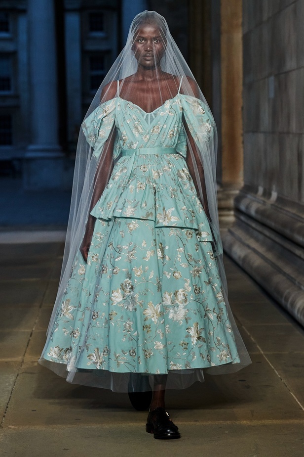 مجموعة Erdem لربيع 2023 تحية تكريم للملكة اليزابيث