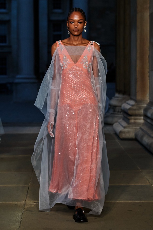 مجموعة Erdem لربيع 2023 تحية تكريم للملكة اليزابيث