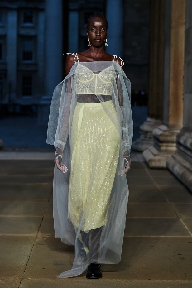 مجموعة Erdem لربيع 2023 تحية تكريم للملكة اليزابيث