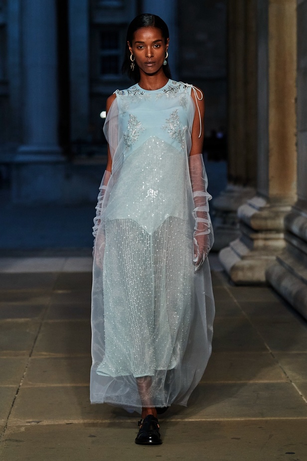 مجموعة Erdem لربيع 2023 تحية تكريم للملكة اليزابيث