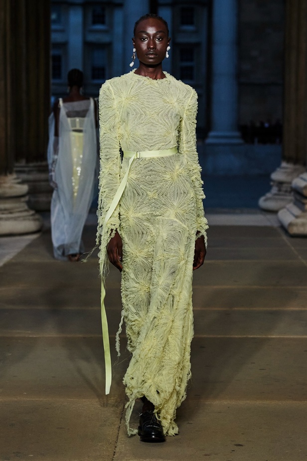 مجموعة Erdem لربيع 2023 تحية تكريم للملكة اليزابيث