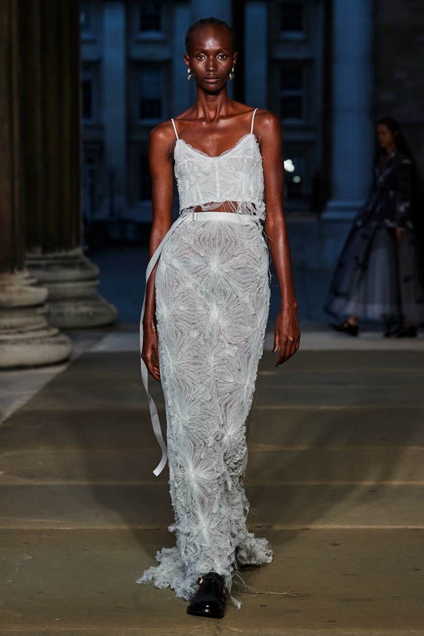 مجموعة Erdem لربيع 2023 تحية تكريم للملكة اليزابيث