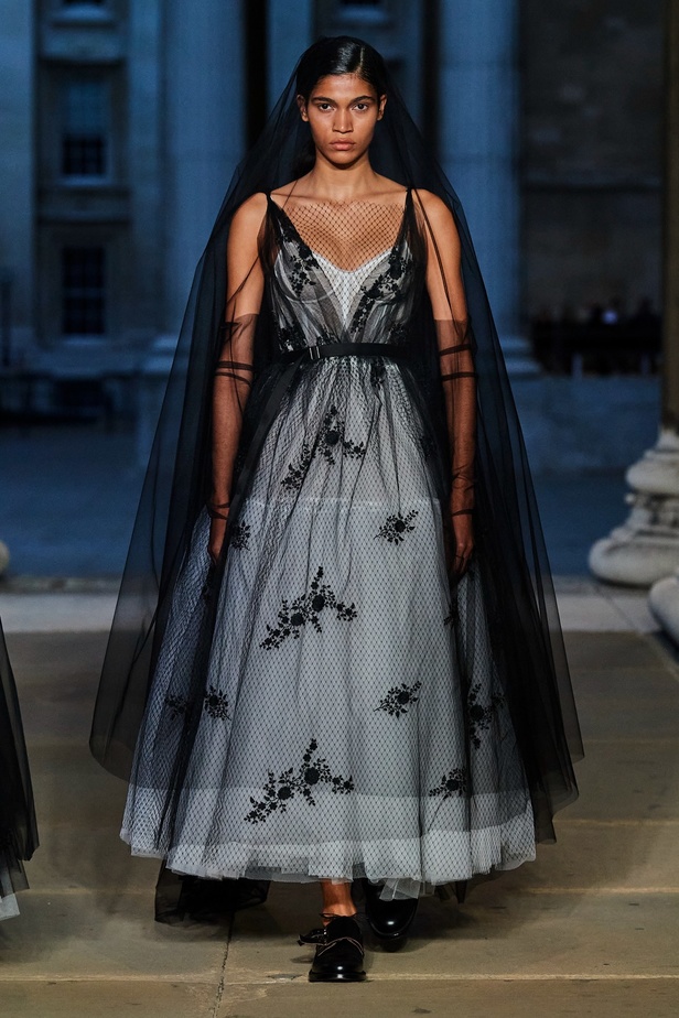 مجموعة Erdem لربيع 2023 تحية تكريم للملكة اليزابيث