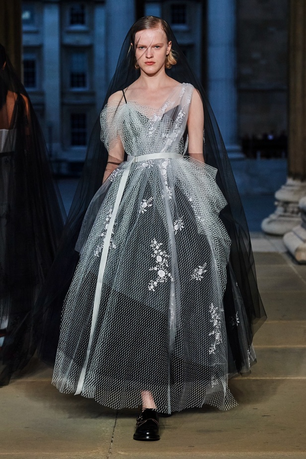 مجموعة Erdem لربيع 2023 تحية تكريم للملكة اليزابيث