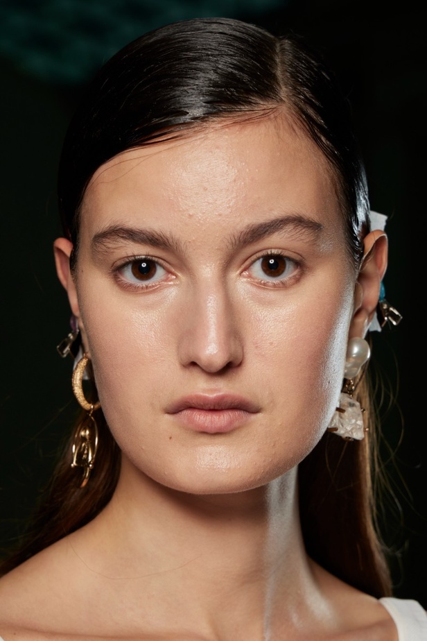 مجموعة Erdem لربيع 2023 تحية تكريم للملكة اليزابيث