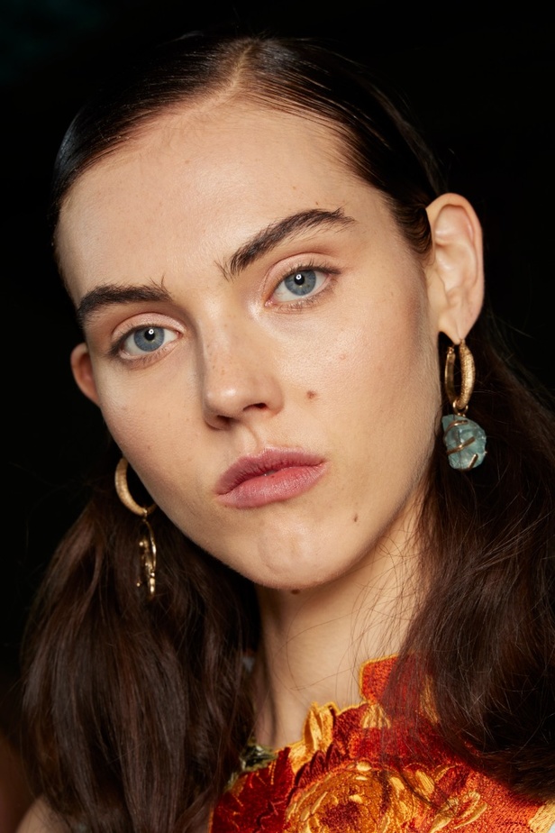 مجموعة Erdem لربيع 2023 تحية تكريم للملكة اليزابيث