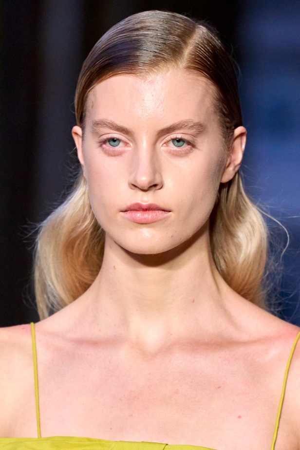 مجموعة Erdem لربيع 2023 تحية تكريم للملكة اليزابيث