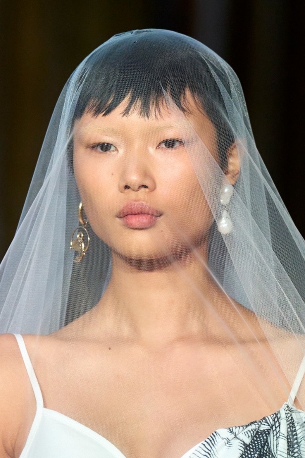 مجموعة Erdem لربيع 2023 تحية تكريم للملكة اليزابيث