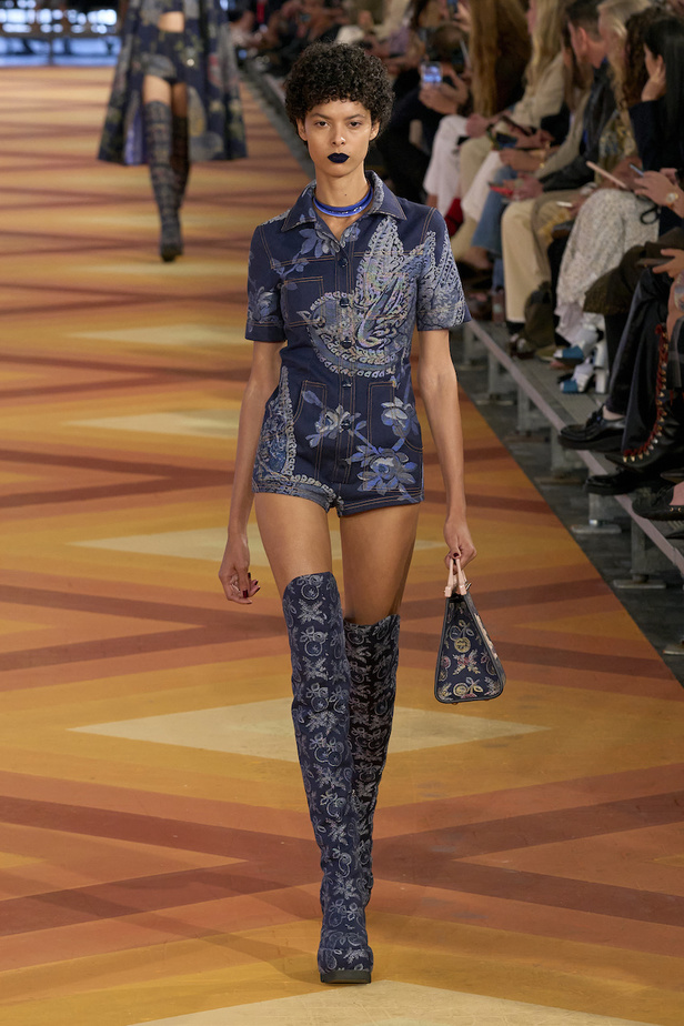 من مجموعة Etro لموسم ربيع وصيف 2023