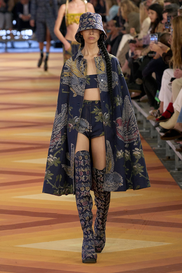 من مجموعة Etro لموسم ربيع وصيف 2023